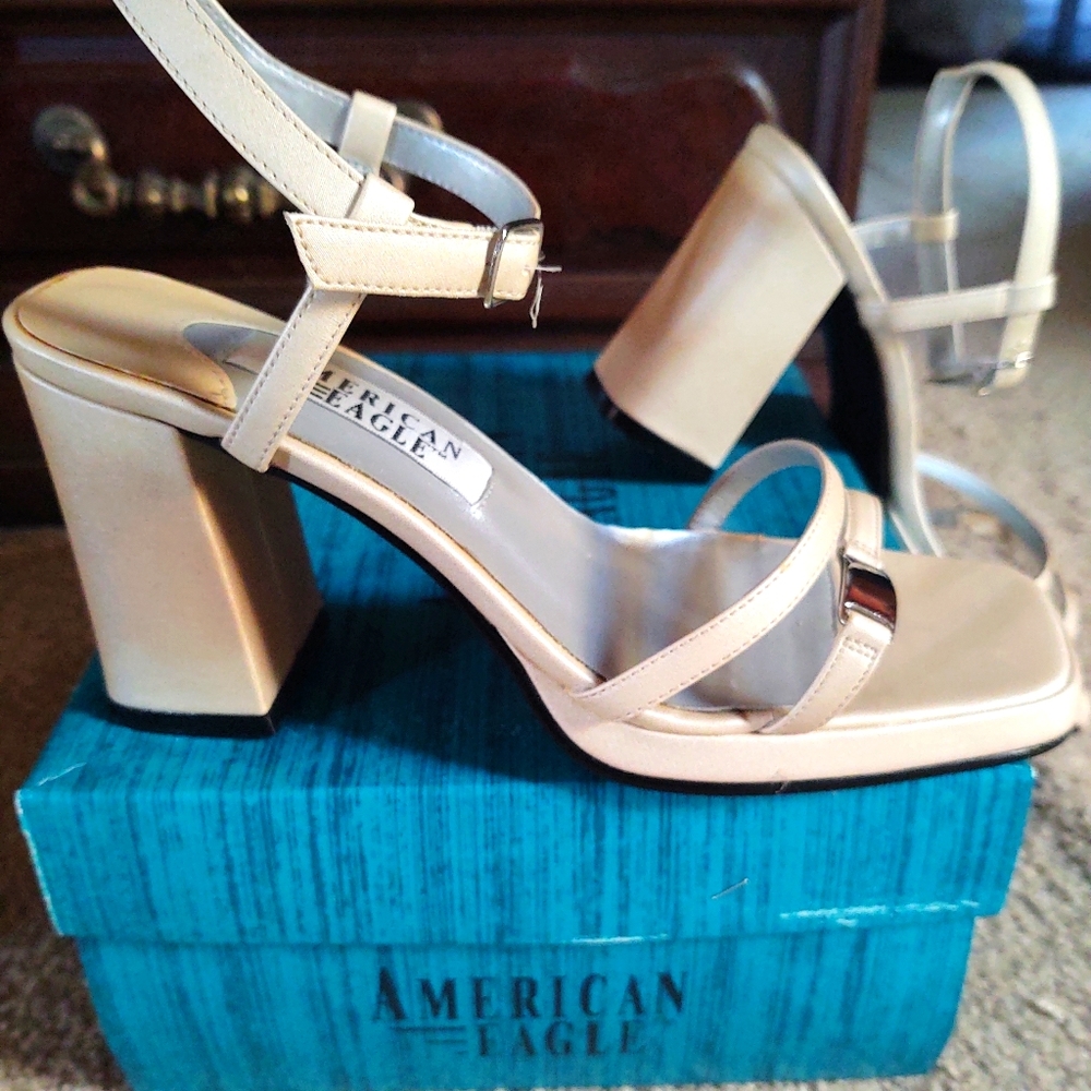 Vintage American Eagle "caschet" Bone heels